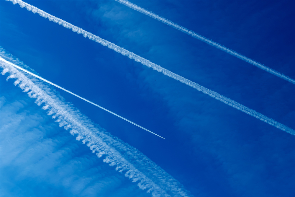 Kondensstreifen am Himmel / Erwin Wodicka - wodicka@aon.at, Erwin Wodicka Die Kondensstreifen von mehreren Flugzeugen vor blauem Himmel