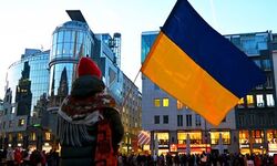 'Lichtermeer aus Solidarität mit der Ukraine' der Caritas am Wiener Stephansplatz, 20. Februar 2025