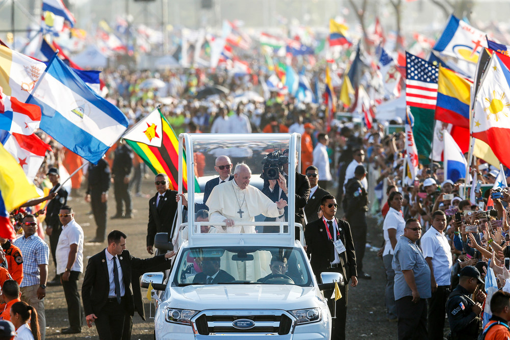 WJT-Abschlussmesse mit Papst Franziskus / Copyright 2019, KNA (www.kna.de). Alle Rechte vorbehalten, Paul Haring Jugendliche jubeln und schwenken Fahnen bei der Ankunft von Papst Franziskus zur Abschlussmesse des Weltjugendtags 2019 am 27. Januar 2019 auf dem Campo San Juan Pablo II in Panama City.