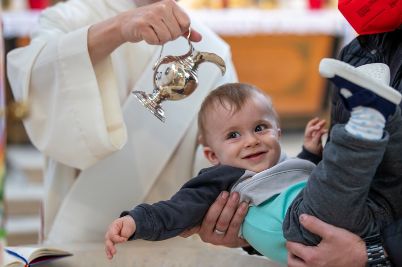 Die Taufe mit Weihwasser / Erzdiözese Wien/ Stephan Schönlaub, Stephan Schönlaub Die Taufe ist das erste Sakrament. Durch sie wird ein Mensch in die Glaubensgemeinschaft der Christen aufgenommen. Das Sakrament hat seinen Ursprung in der Taufe Jesu durch Johannes im Fluss Jordan. In der Taufe bezeichnet das Wasser sowohl für den T