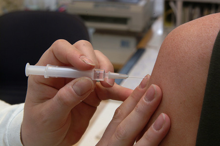 Impfung bei einem Arzt Gesundheitswesen, Akademiker, Doktor, Arztpraxis, Arztpraxen, Hausarzt, Haus?rztinnen, Haus?rzte, Hausaerzte, Hausaerztinnen, Facharzt, Fach?rzte, Fachaerzte, Allgemeinmediziner, Praktischer Arzt, Praktiker, Praktische Aerzti