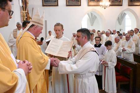 Stift Schlägl: Bischof Scheuer weihte Kirchenmusiker zum Priester