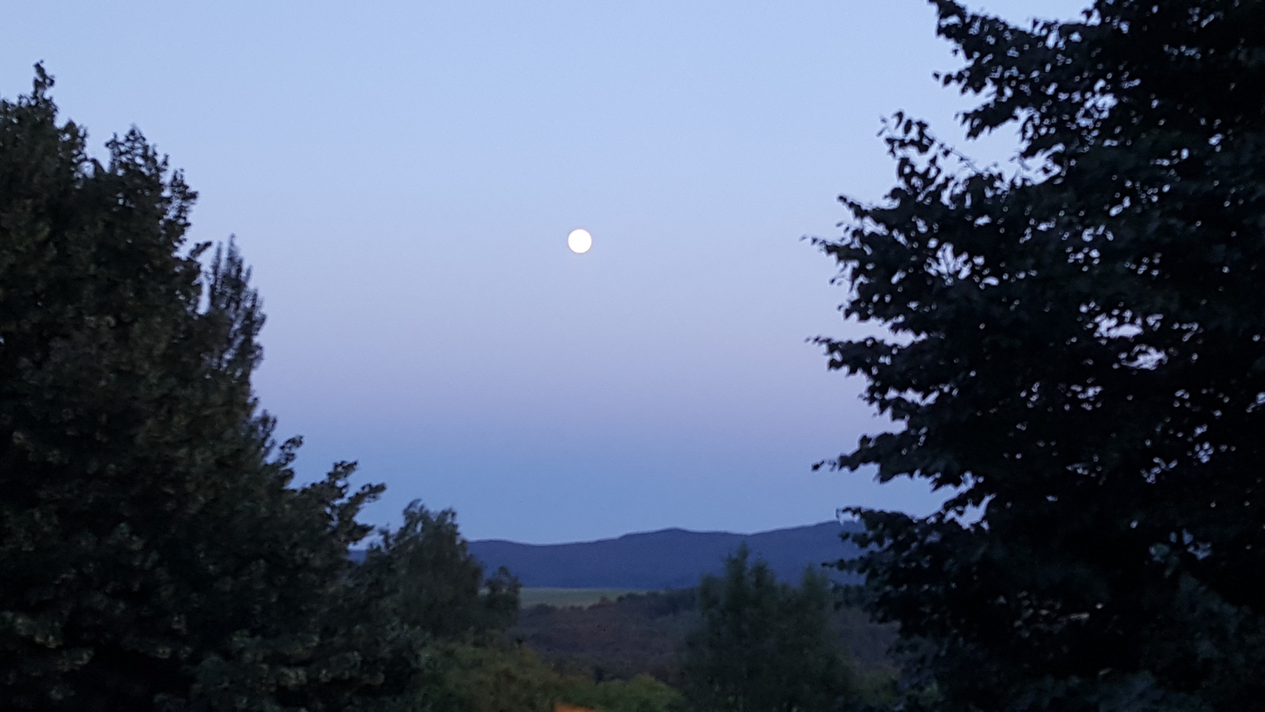 Mond, Frühling, Dämmerung