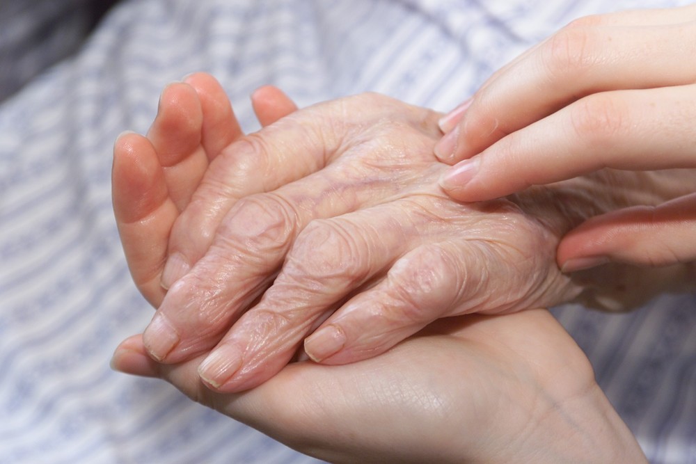 Alte und junge Hand / kathbild.at/Rupprecht Erzdiözese Salzburg betont Bedeutung der Krankenhausseelsorge