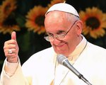 Papst Franziskus streckt den Daumen aus - das Zeichen für 'Alles Ok', bei einem Treffen mit asiatischen Jugendlichen am Solmoe Heiligtum in Dagjin am 15. August 2014. REUTERS/Ahn Young-joon/Pool (SOUTH KOREA - Tags: RELIGION PROFILE POLITICS SOCIETY 